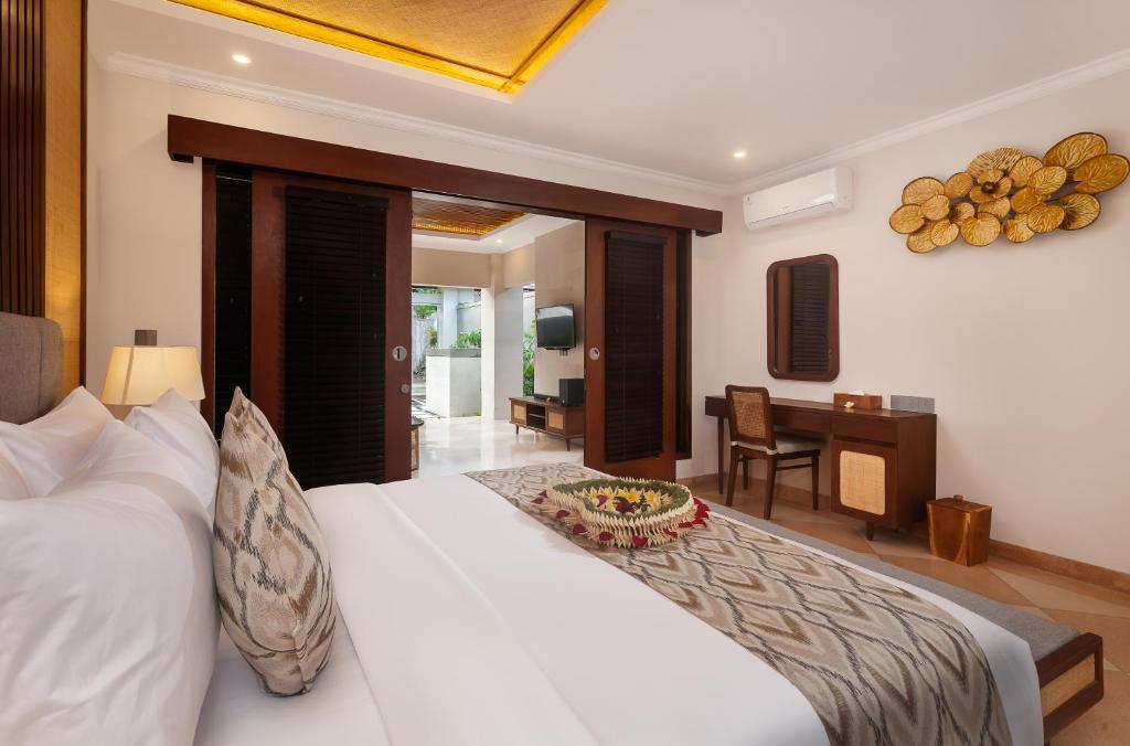 Postel nebo postele na pokoji v ubytování Ghana Villa Seminyak by Pramana Villas