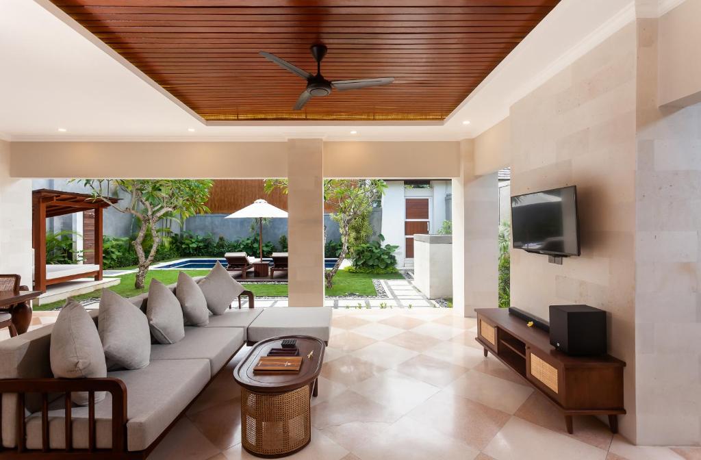 TV a/nebo společenská místnost v ubytování Ghana Villa Seminyak by Pramana Villas