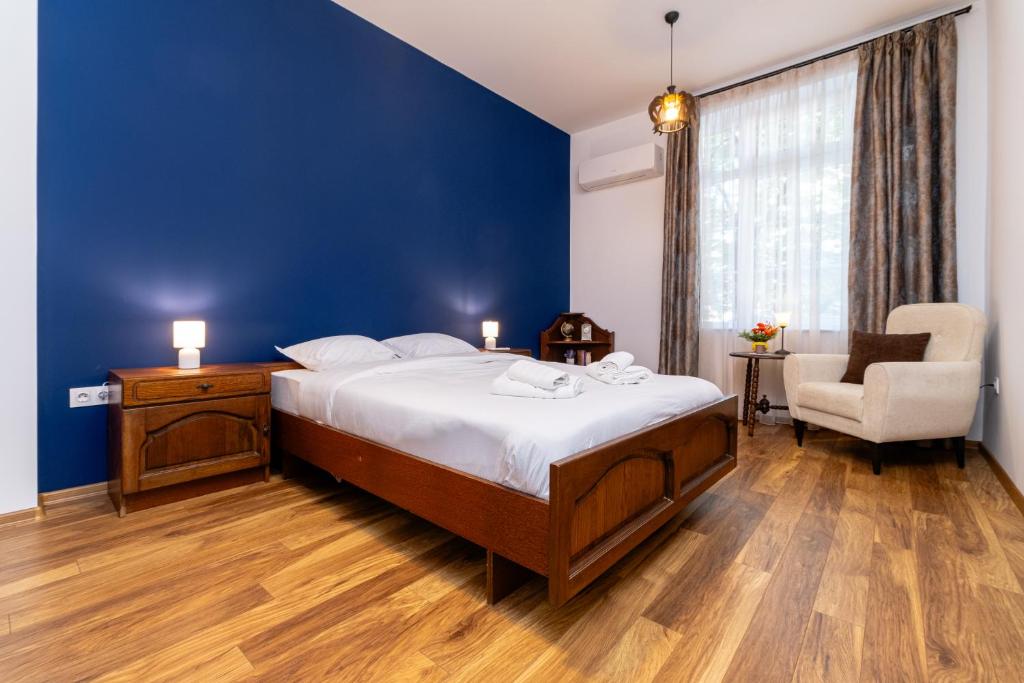 Postel nebo postele na pokoji v ubytování City Center Retro Chic Kapana 2-Bed Apartment