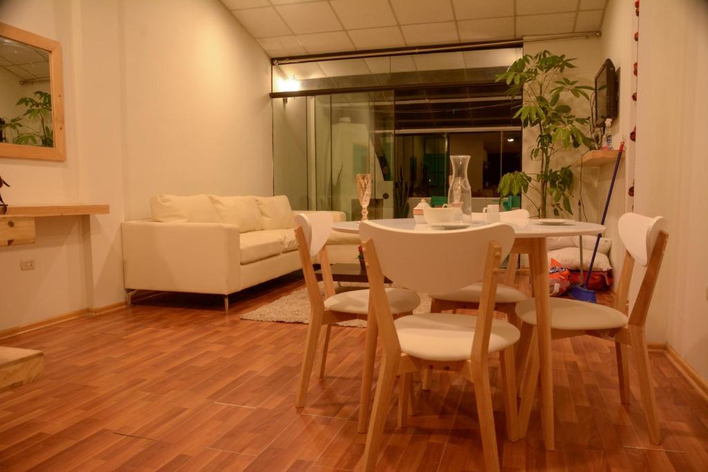 un soggiorno con tavolo, sedie e divano di Cozy central apartment with mountain view a Písac