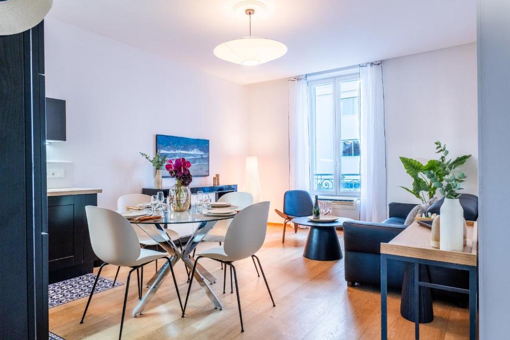 une salle à manger et un salon avec une table et des chaises dans l'établissement Upscale 3-room apartment 200m from the Palais, à Cannes