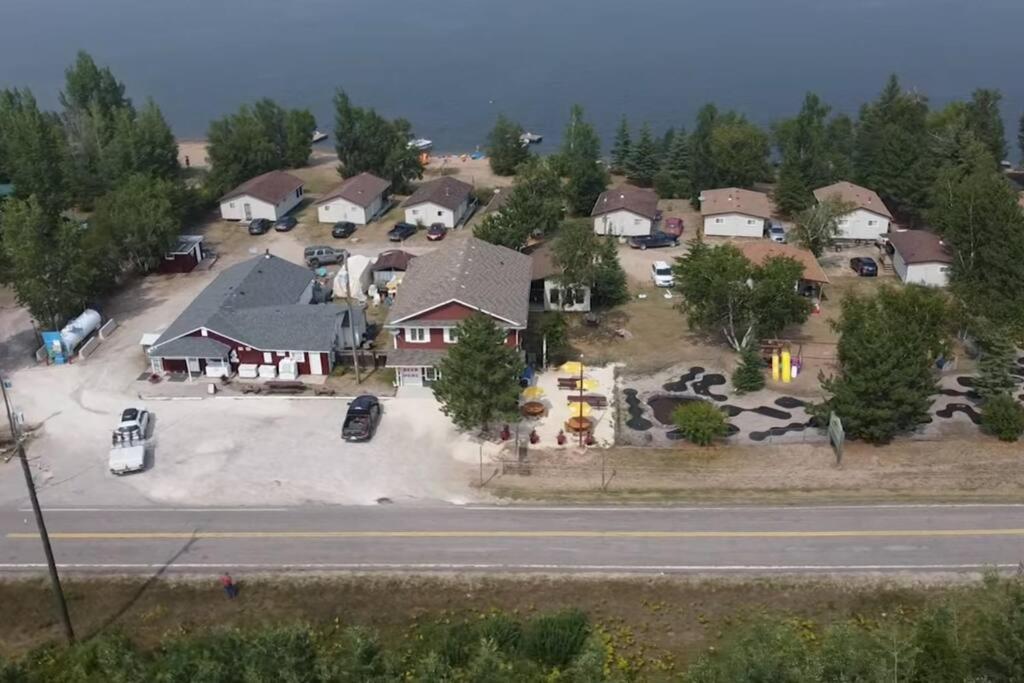 eine Luftansicht eines Hauses mit Parkplatz in der Unterkunft Betula Lake Resort in Seven Sister Falls