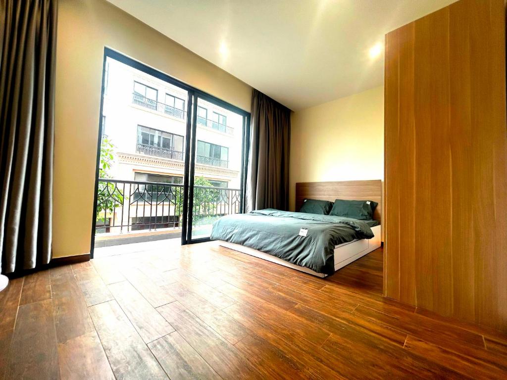 um quarto com uma cama e uma grande janela em Homestay CX 8 -163 em Hòa Bình
