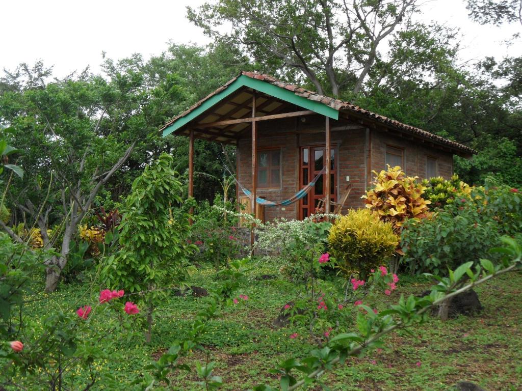 ein kleines Haus inmitten eines Gartens in der Unterkunft Finca Montania Sagrada in Mérida