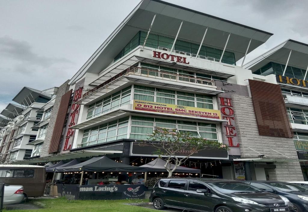 un gran edificio con coches estacionados frente a él en Super OYO Capital O 812 Hotel SMC Seksyen 13 en Shah Alam