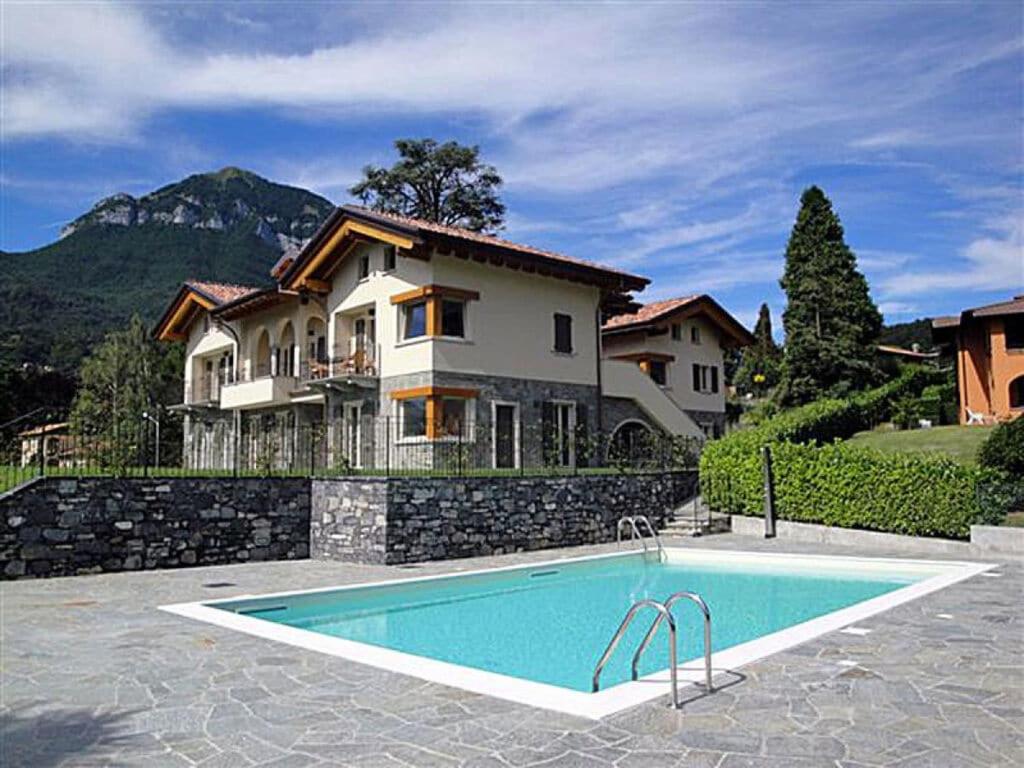 ein Haus mit einem Pool vor einem Haus in der Unterkunft le Camelie Comfortable holiday residence in Menaggio