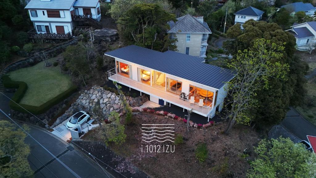 an overhead view of a house with a roof at i.1012 IZU in Ito
