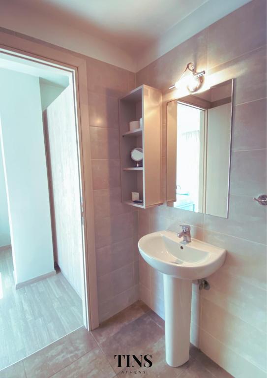 A bathroom at Tins Hotel City - Athens