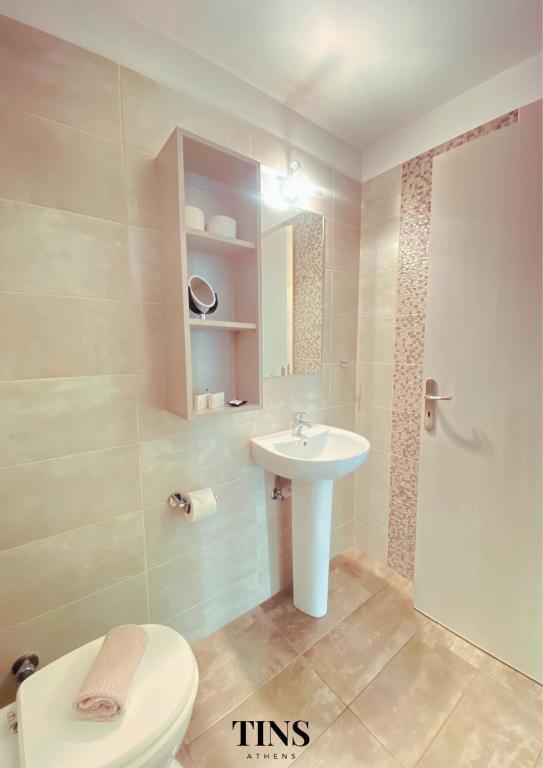 A bathroom at Tins Hotel City - Athens