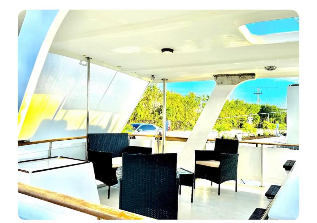 una habitación con sillas y una mesa en un barco en YACHT OF MY DREAMS en Cayo Largo