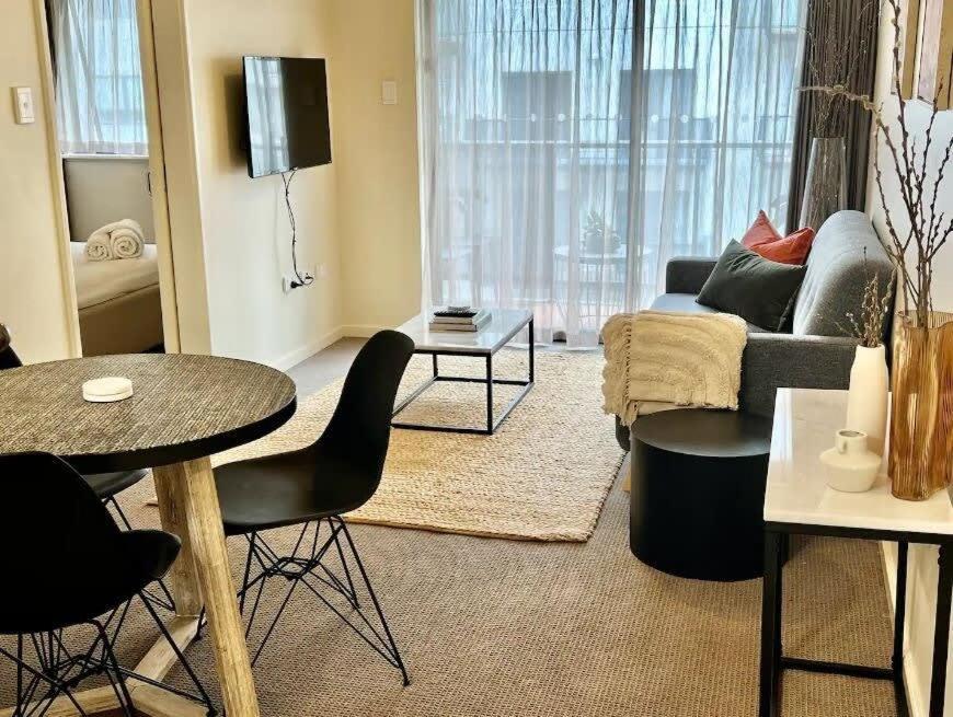 uma sala de estar com um sofá e uma mesa em Prime Location 1 Bdr Apt in Perth em Perth