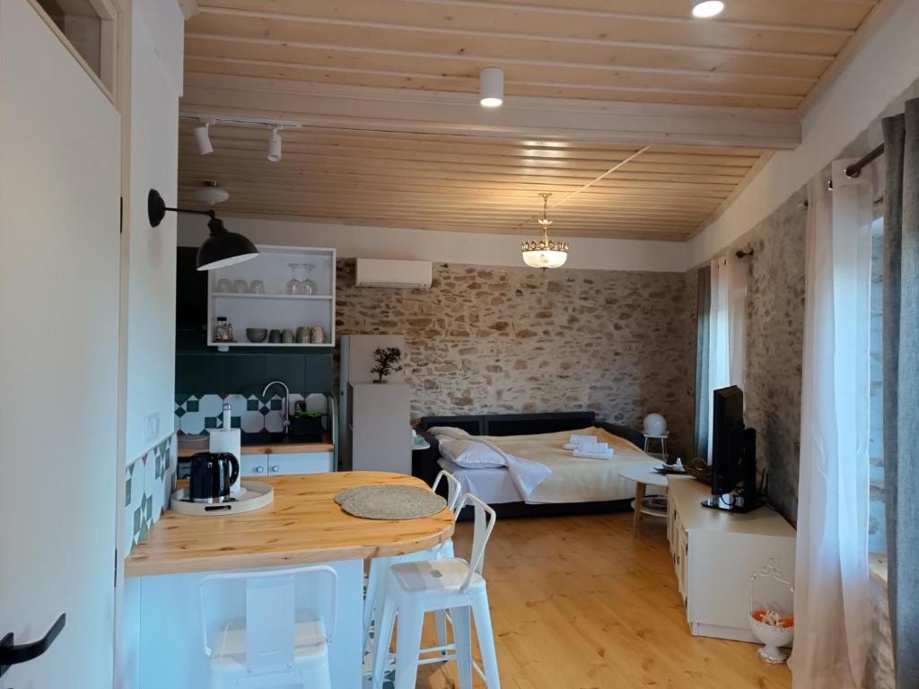 cocina y sala de estar con mesa y cama en Casa Lehovo, en Lechovo