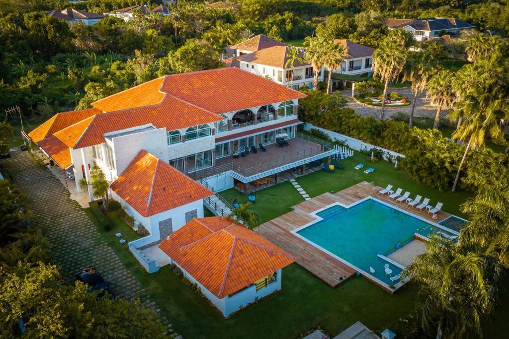 una vista aérea de una casa con techo naranja en Lujosa Villa en Casa de Campo Golf & Resort, La Romana Brre#15, en La Romana