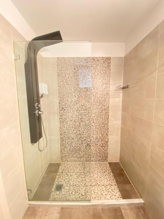 A bathroom at Tins Hotel City - Athens