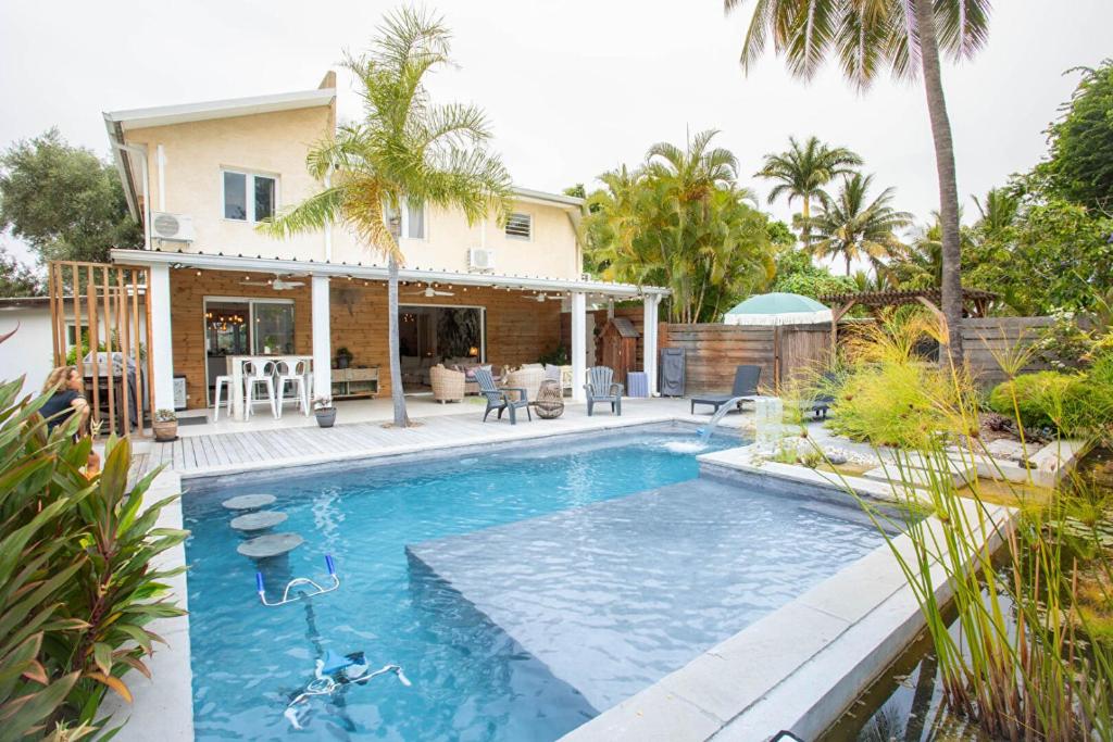 una piscina di fronte a una casa di villa australina a Saint-Paul