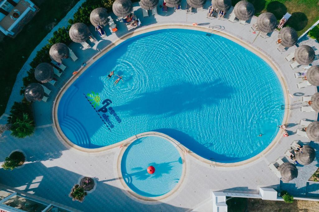 widok na duży basen w obiekcie Aegean Palace w mieście Plaka