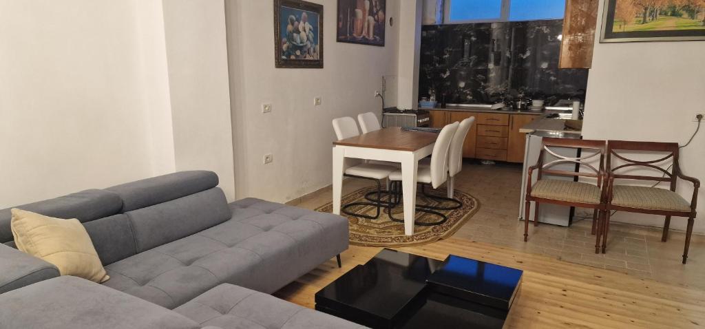 un soggiorno con un divano e un tavolo di Sunrise Lindita a Pukë