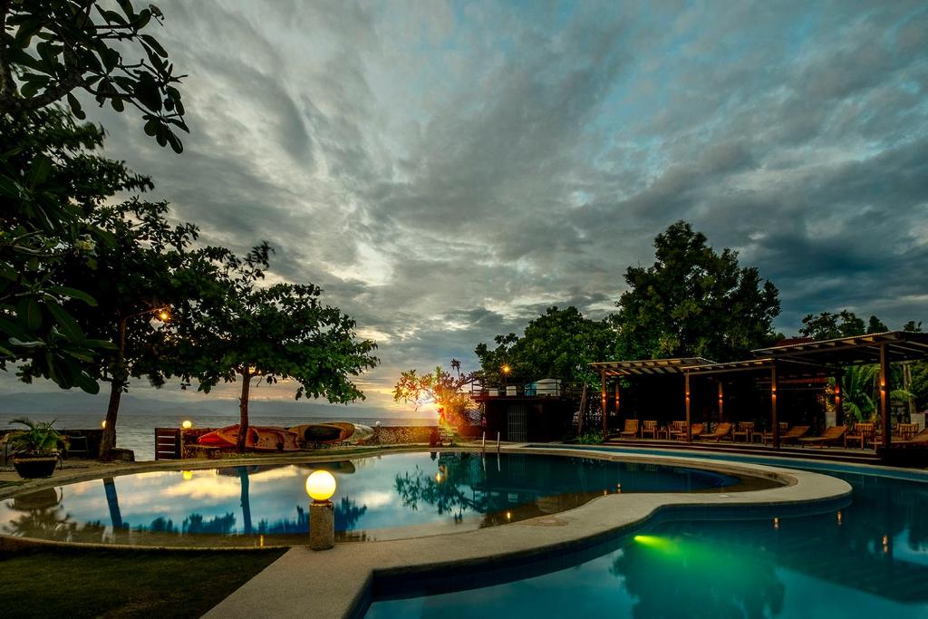 una piscina con vistas al agua en Club Serena Resort, en Moalboal