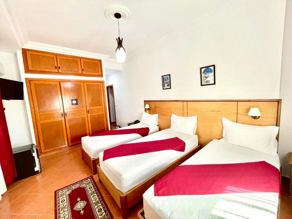Postel nebo postele na pokoji v ubytování Sary's Hotel