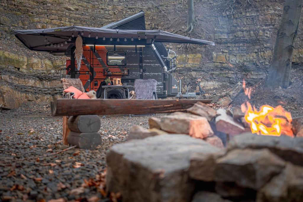 a grill with a camp fire in front of it at Glamping V LOMU in Kunčice pod Ondřejníkem