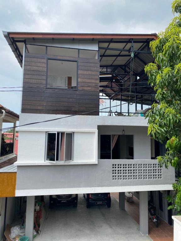 uma casa em construção com um telhado em Igo Homestay - Standard Room em Shah Alam