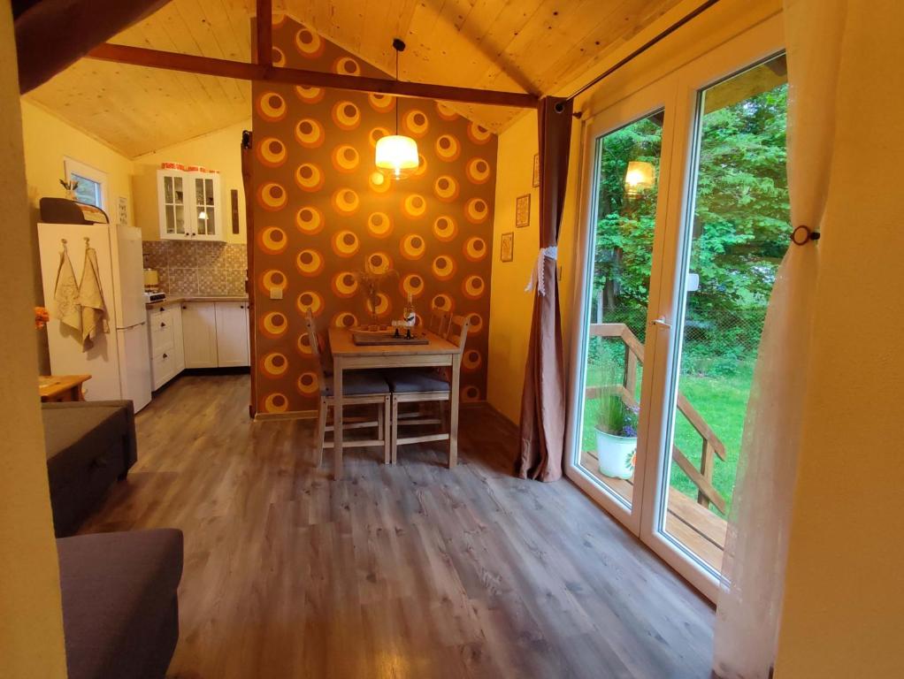 een kleine kamer met een tafel en een raam bij Tinyfarm "Stará Láska" - Holidayfarm Natural Slovakia in Modrý Kameň