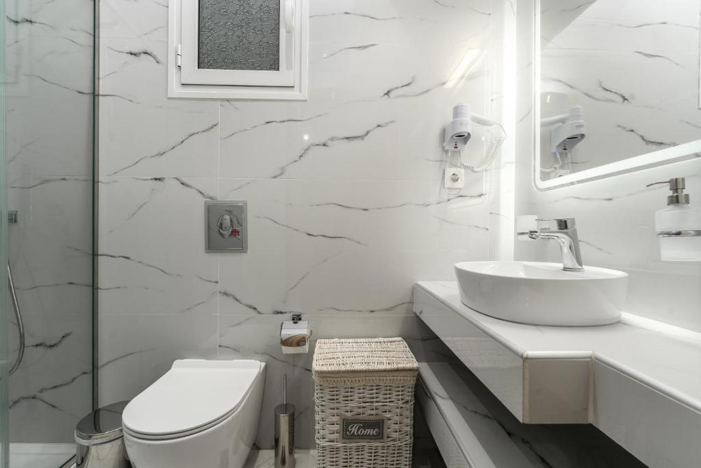 Kúpeľňa v ubytovaní Dennis City Center Elegant Apartment (2)
