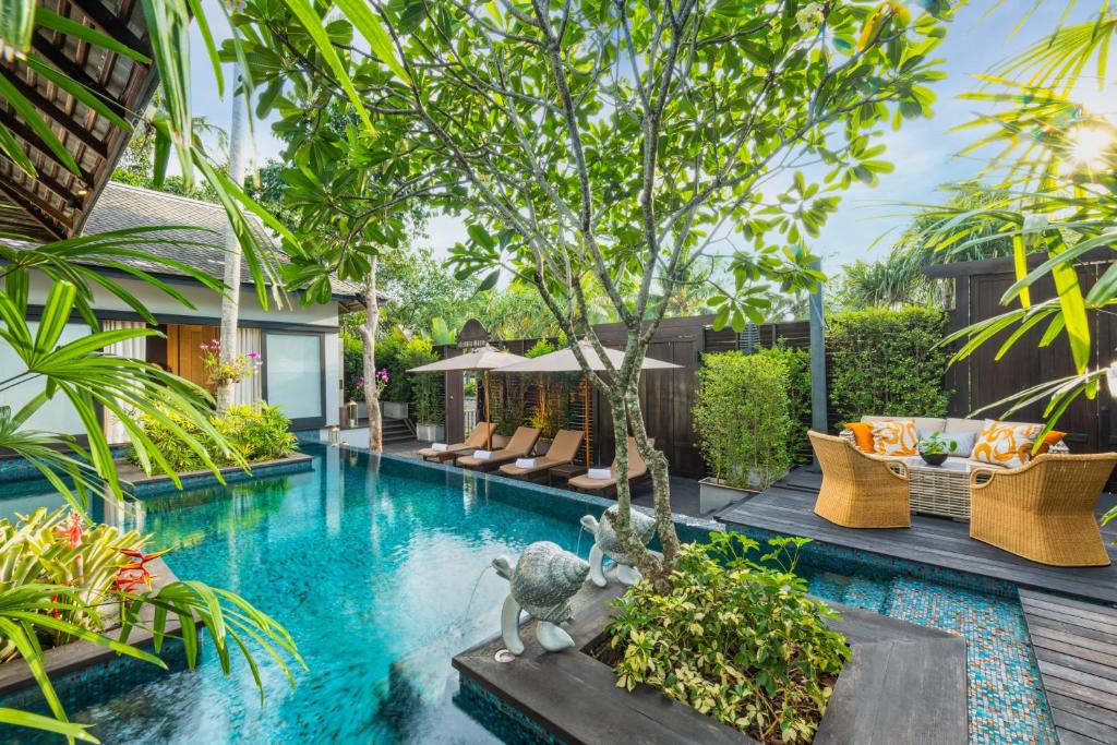 Der Swimmingpool an oder in der Nähe von Anantara Mai Khao Phuket Villas