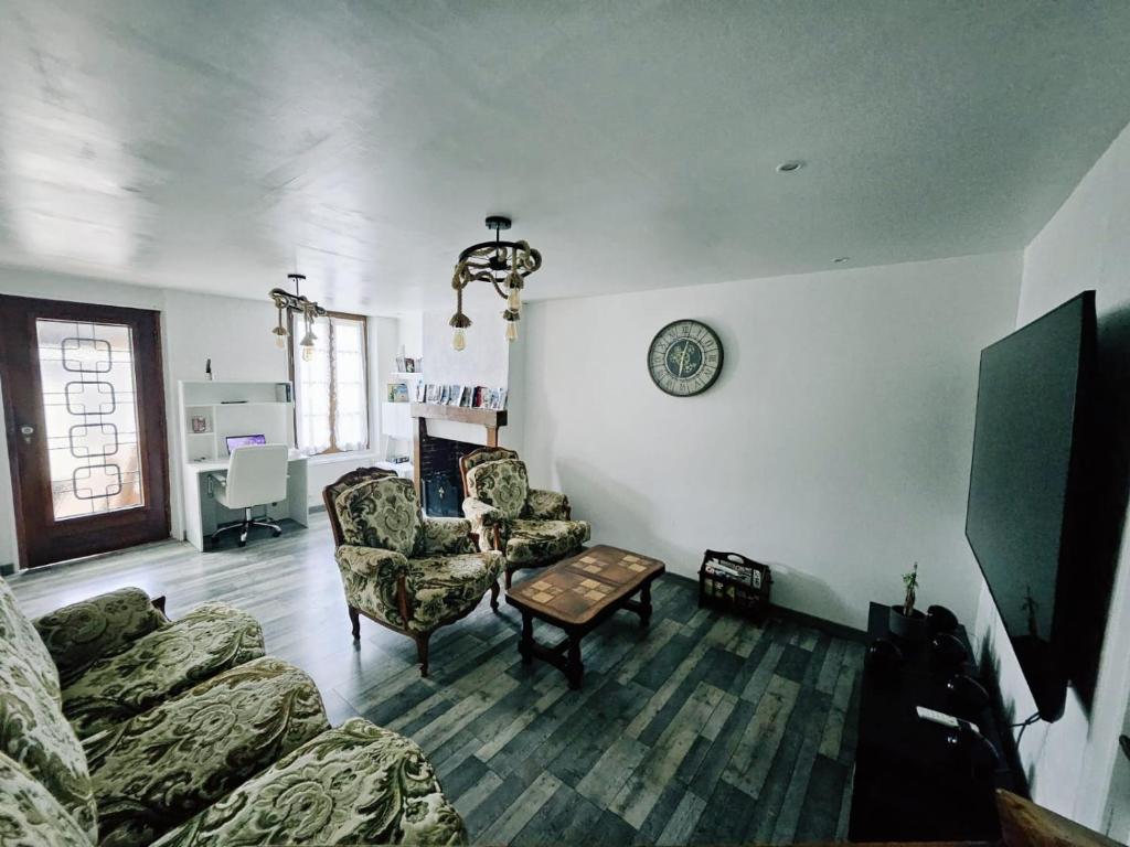 un salon avec un canapé, des fauteuils et une table dans l'établissement Gîte de Montapeine 8, à Breteau