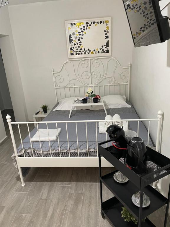Dormitorio pequeño con cama blanca y espejo en Cocomelo Apts 2, en Heraclión