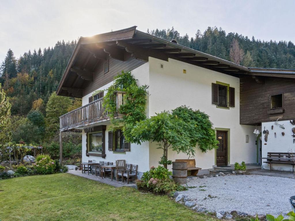 レオガングにあるStylish holiday apartment in Leogang Salzburgerland near ski areaのバルコニーと庭付きの白い家