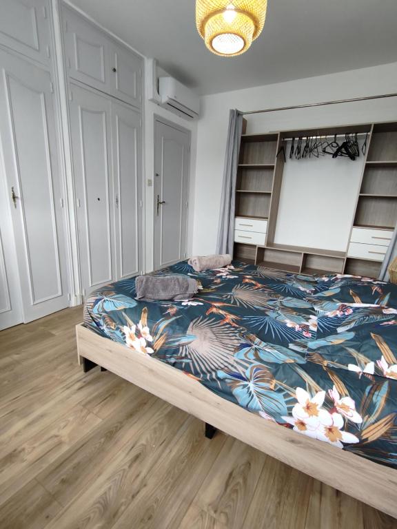 ein Schlafzimmer mit einem großen Bett mit einer bunten Bettdecke in der Unterkunft Gasperi in Brive-la-Gaillarde