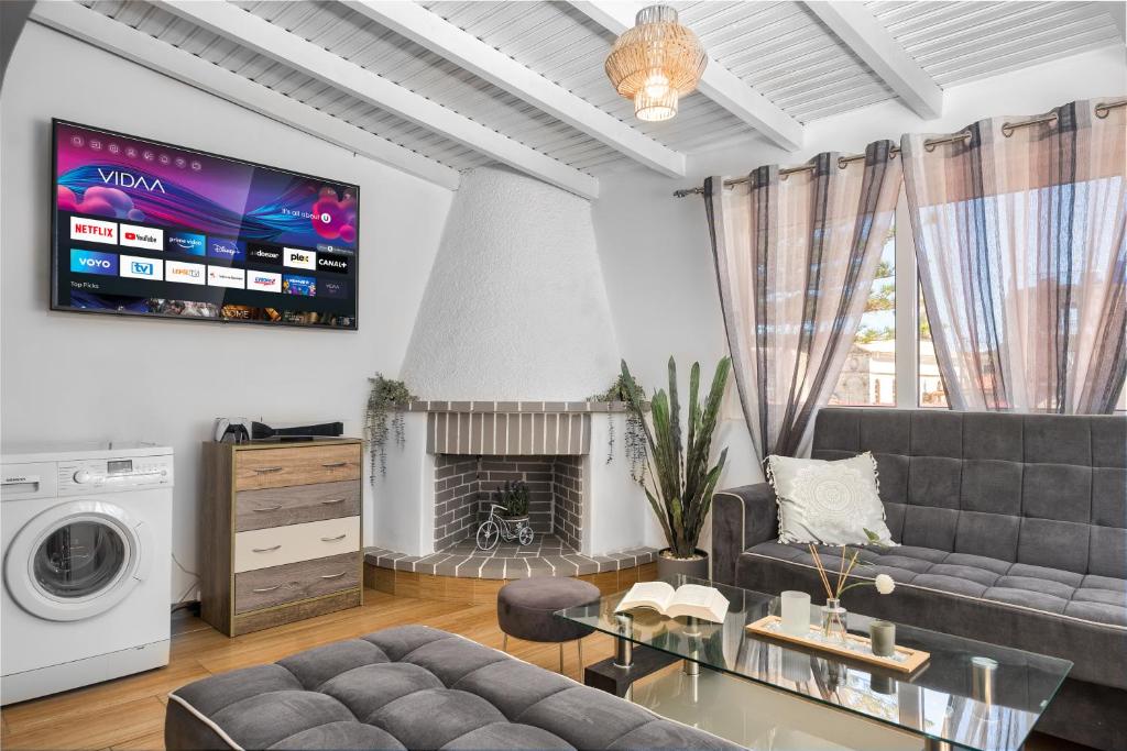 Televízia a/alebo spoločenská miestnosť v ubytovaní Dennis City Center Elegant Apartment (2)