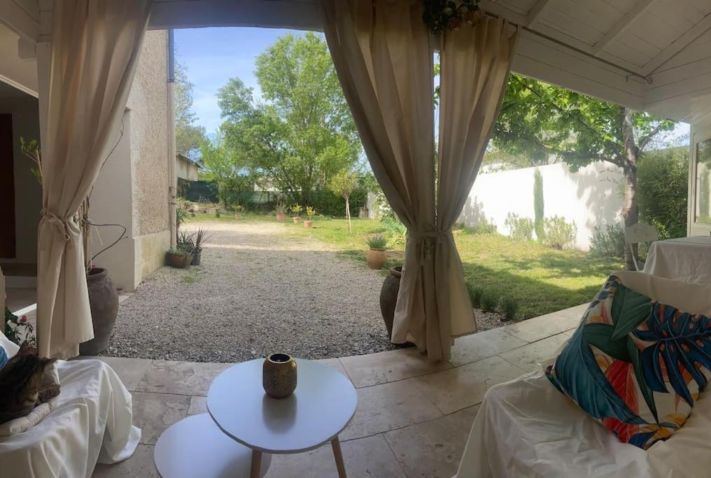 Giardino di Maison avec jardin et 3 petits chats , proche du Chateau Lacoste