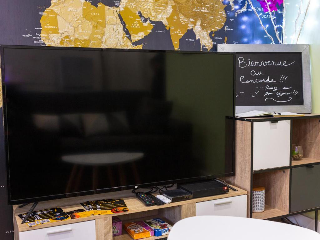 TV a/nebo společenská místnost v ubytování LE CONCORDE-WIFI-Clim-Parking-3étoiles-OcKeys