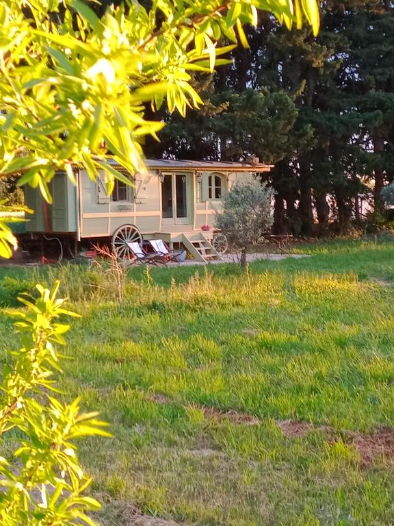 une maison au milieu d'un champ dans l'établissement Roulotte Karlotte, à Pernes-les-Fontaines