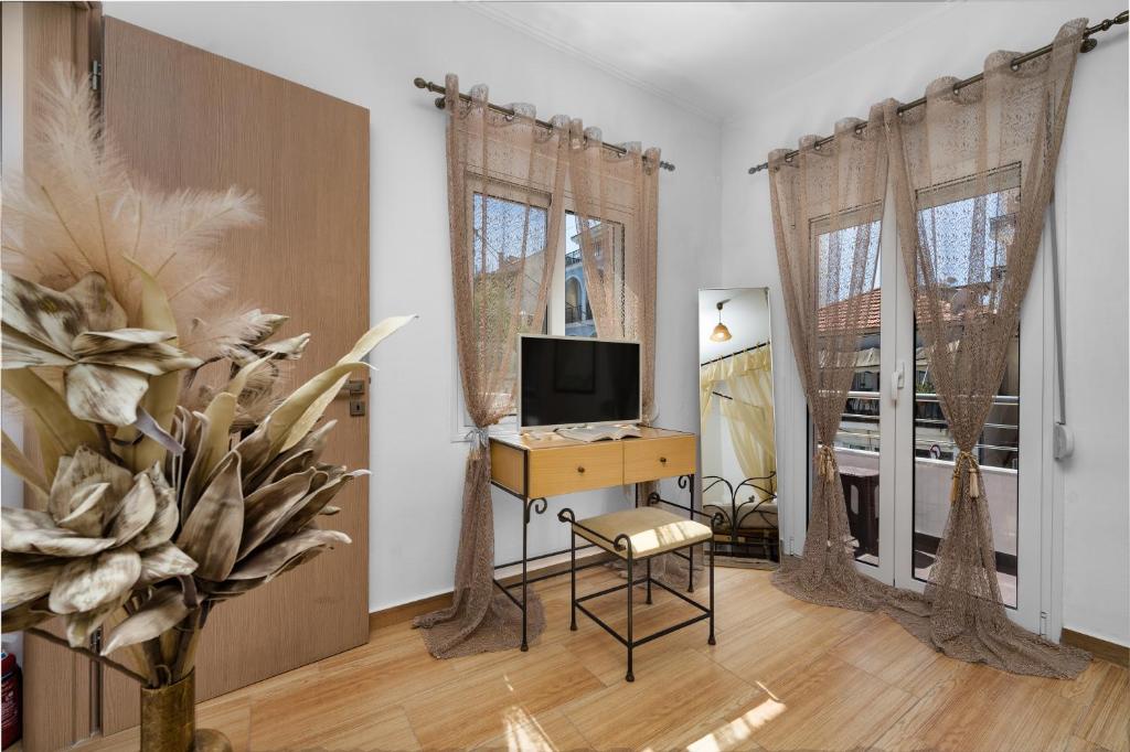 Televízia a/alebo spoločenská miestnosť v ubytovaní Dennis City Center Elegant Apartment (2)