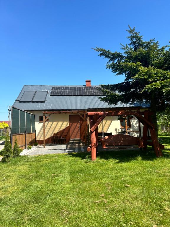 une maison dotée d'un toit solaire dans l'établissement Domek Zuza Nielisz, à Nielisz