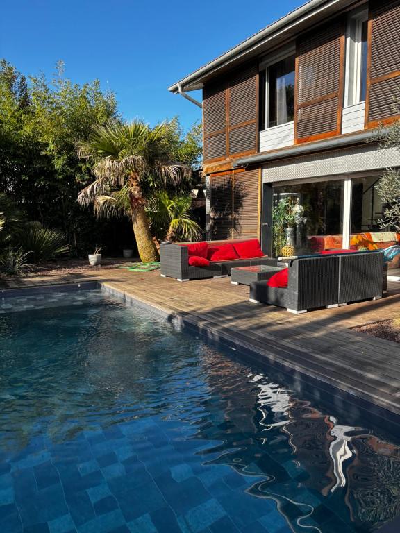 una casa con piscina al lado de una casa en Villa des 4 vents en Capbreton