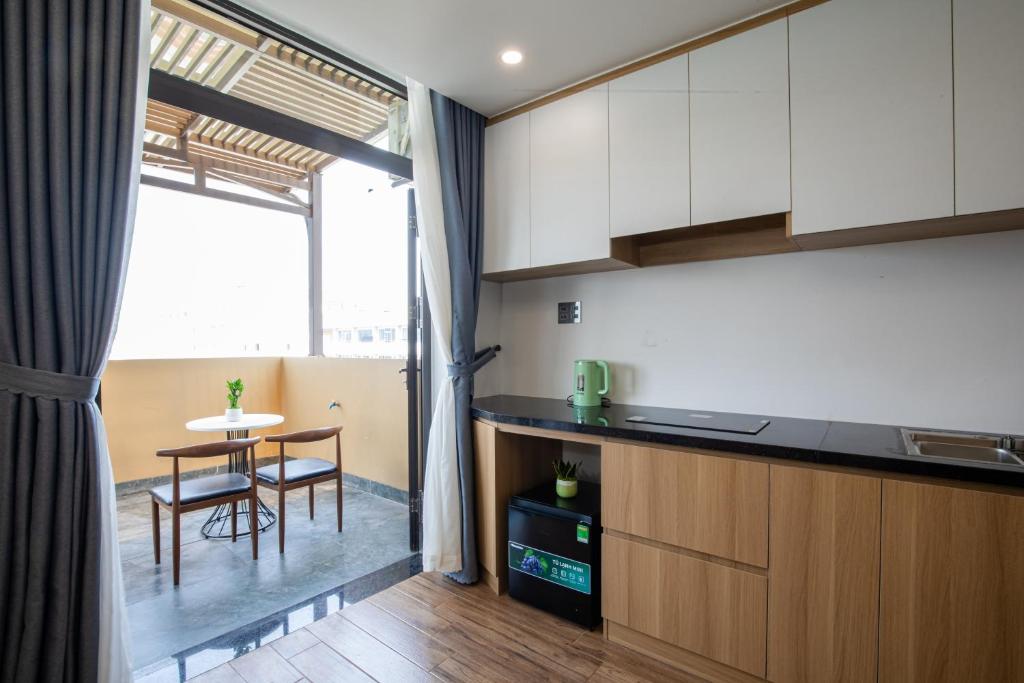 Eldhús eða eldhúskrókur á FIRST Studio Hotel Da Nang