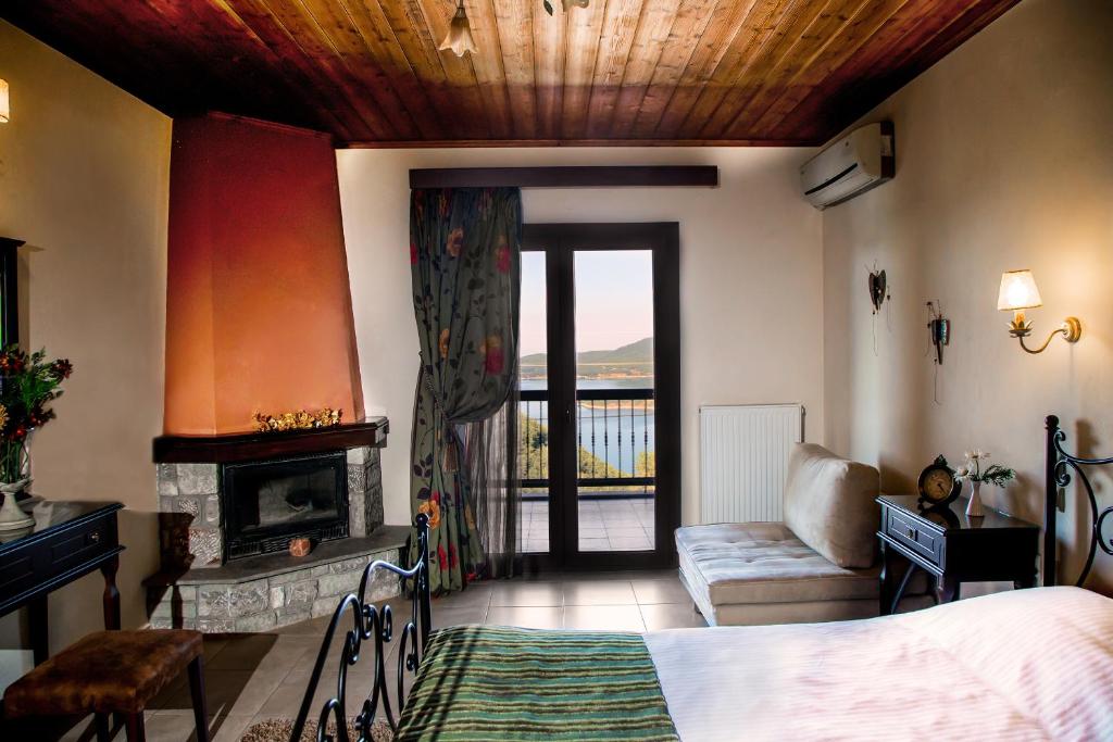 Postel nebo postele na pokoji v ubytování Χρυσοπελεια - Chrisopeleia Lake View