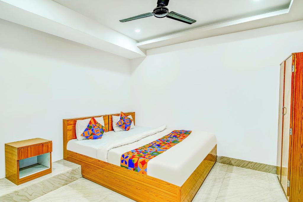 Llit o llits en una habitació de FabExpress Lakhi