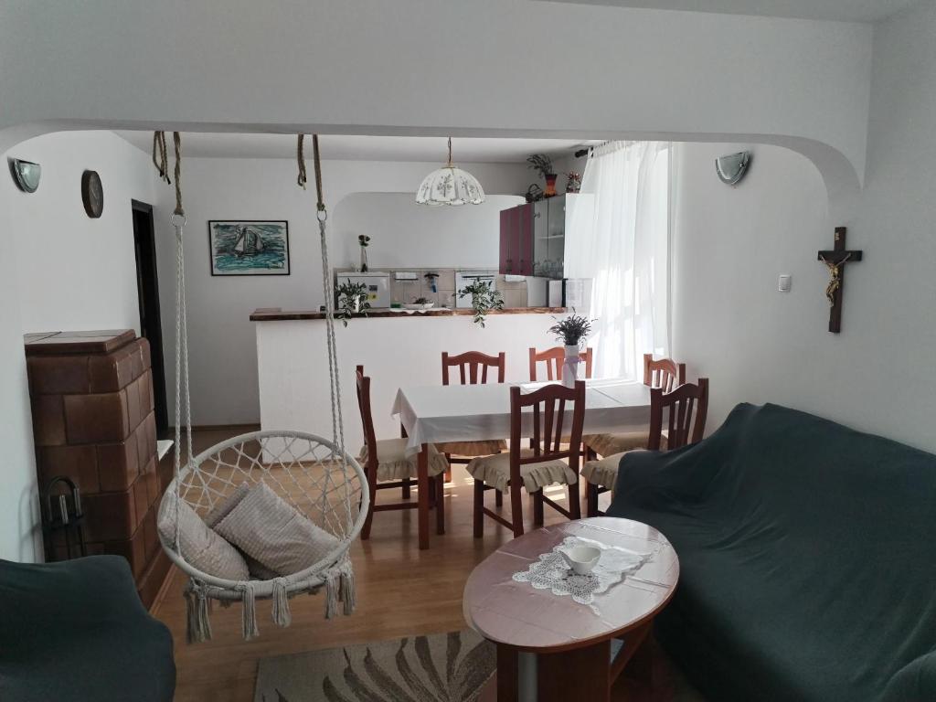 een woonkamer en een keuken met een tafel en stoelen bij Apartman Temais in Duga Resa