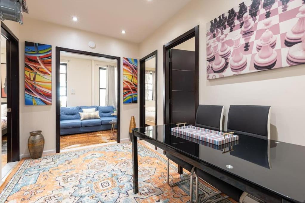 een kamer met een tafel en een schilderij aan de muur bij Luxury Four Bedroom Suite in New York