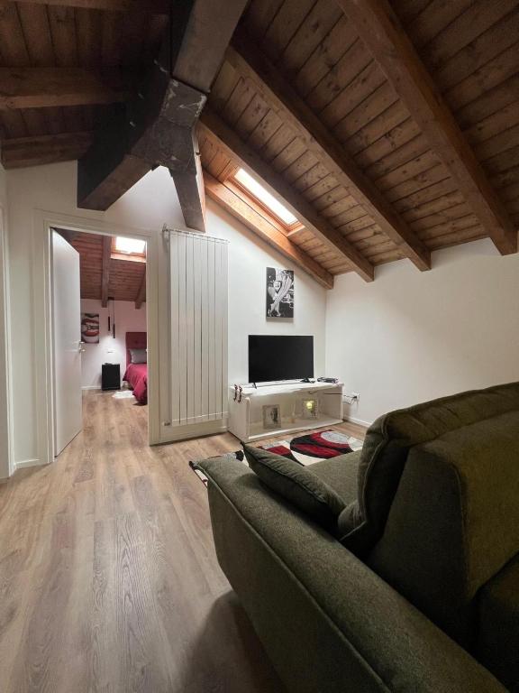 TV a/nebo společenská místnost v ubytování Abitare il Tempo-Elegante e Moderno-ad 1 bus da Roma