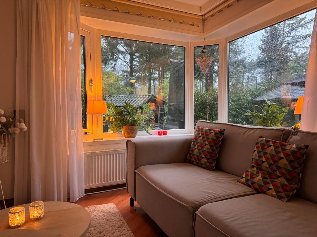 Posezení v ubytování VELUWSHOF HOENDERLOO HOLIDAYS Luxe Holidayhomes with PRIVATE JACUZZI'S - SwimmingPool - Tennis Court - Bowling - Supermarket and Children Entertainment