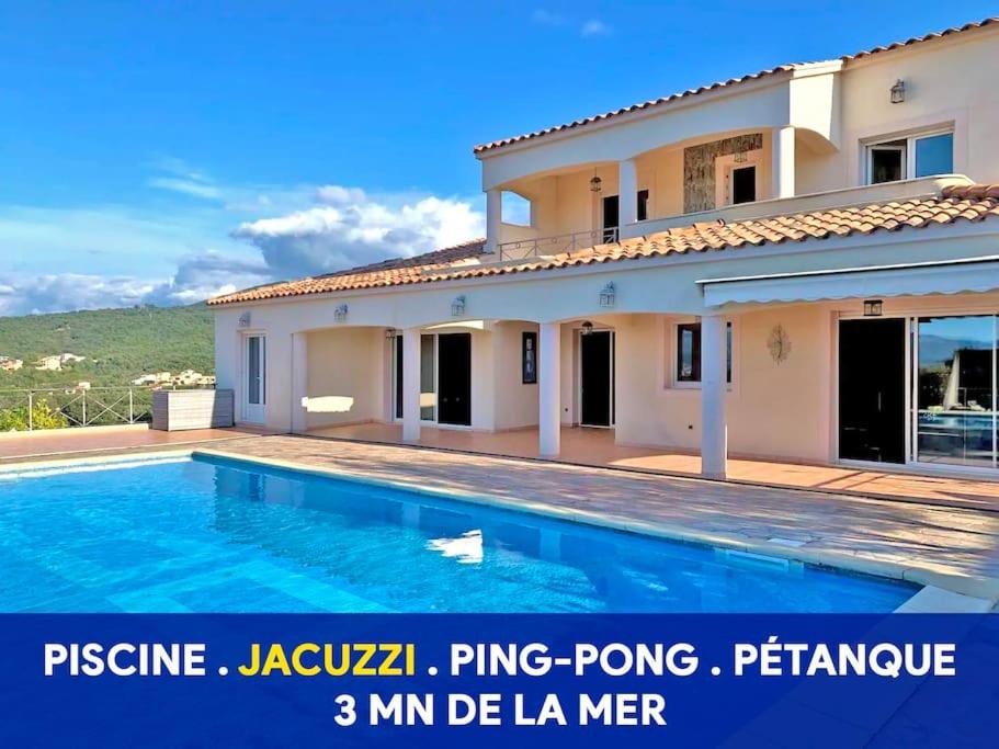 eine Villa mit einem Pool vor einem Haus in der Unterkunft Villa avec piscine et jacuzzi 3 min mer in Grosseto-Prugna