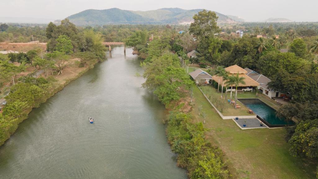 una vista aérea de un río con un barco en él en Khla Lodge en Kampot