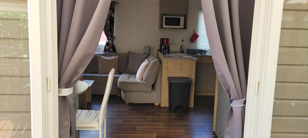 un salon avec un canapé et une table dans l'établissement Évolution, à Fréjus