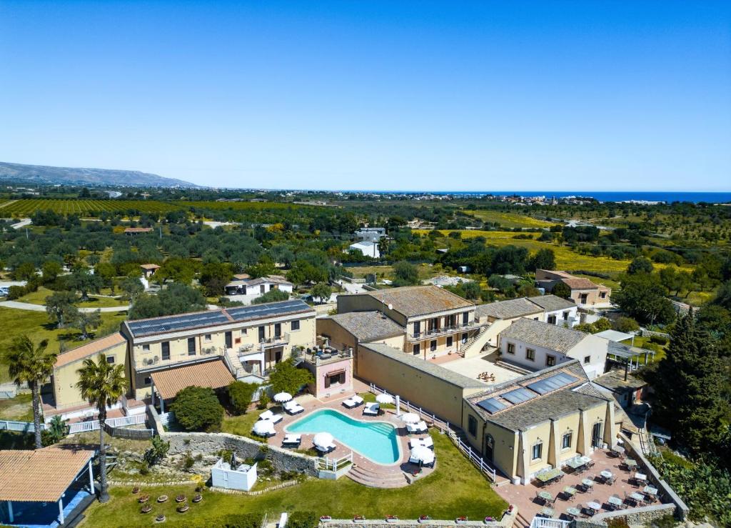 una vista aérea de una casa con piscina en Hotel La Corte Del Sole en Noto